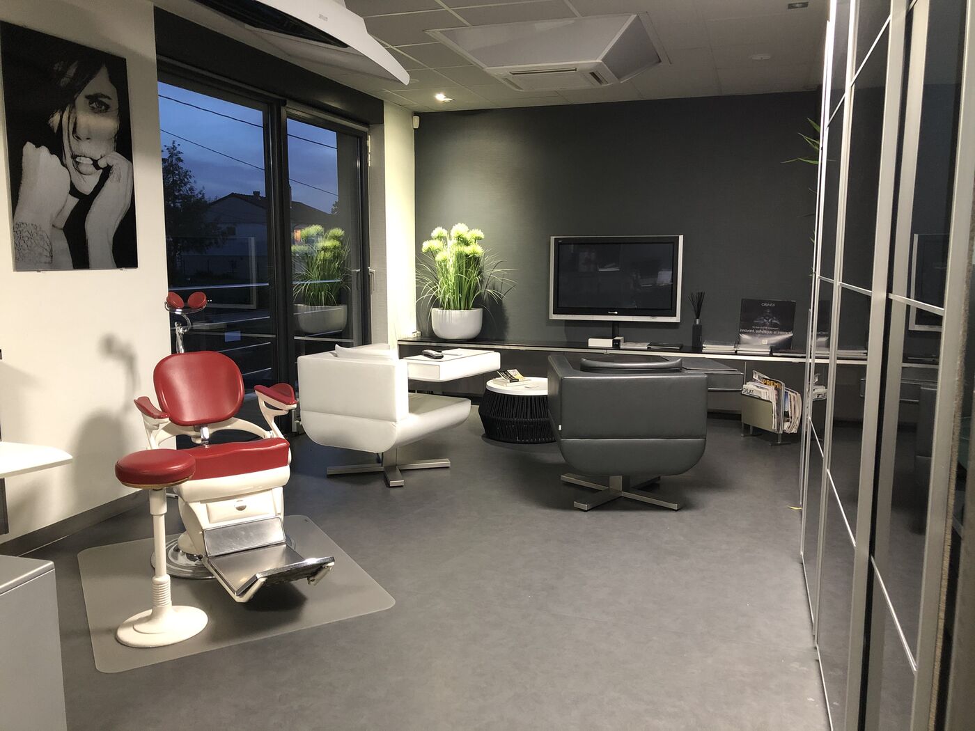 L'espace d'accueil du Laboratoire Furst, avec son fauteuil dentaire vintage